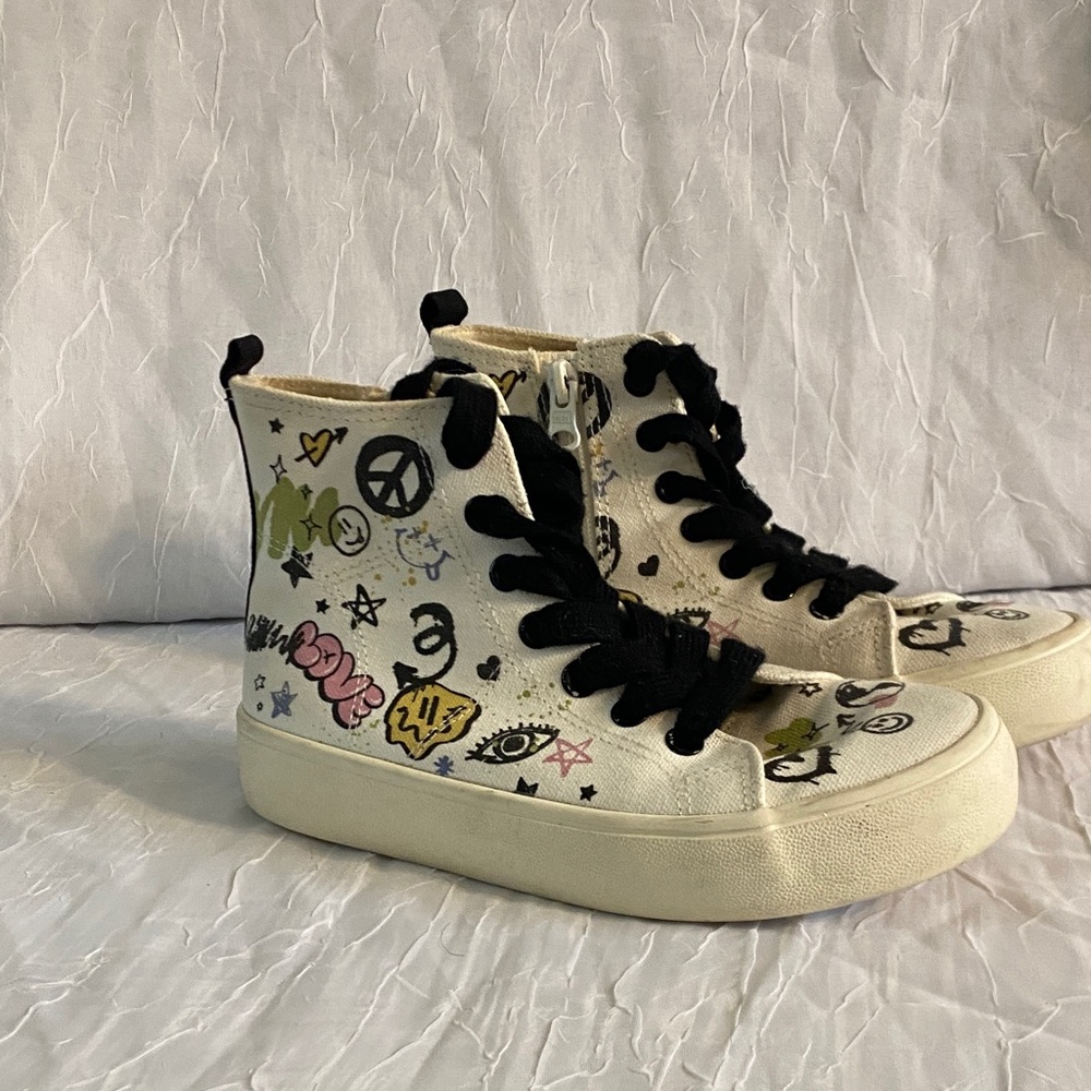 High-Top Sneakers with Black Laces and Graphic Design